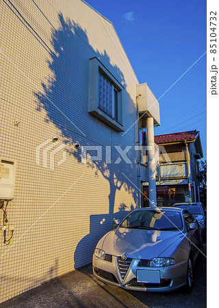 一戸建て　駐車　自動車　木の影　陽射し　窓　一軒家　マイホーム 85104732