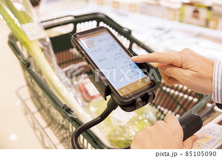 スマホレジを使う女性手元イメージ　次世代セルフレジ　レジアプリ　デジタルトランスフォーメーション 85105090