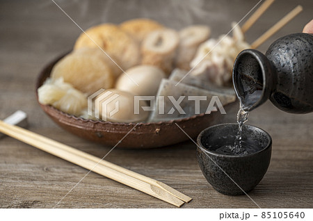 熱々のおでんと日本酒 熱々のおでんと日本酒 85105640