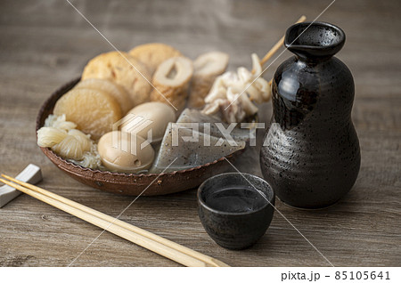 熱々のおでんと日本酒 85105641