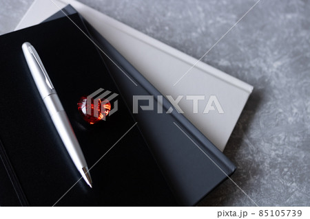 ハードカバーのノートとボールペン 85105739