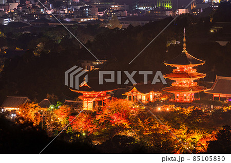《京都府》夜の清水寺ライトアップ・秋の京都 85105830