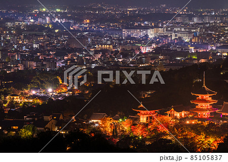 《京都府》夜の清水寺ライトアップ・秋の京都 85105837