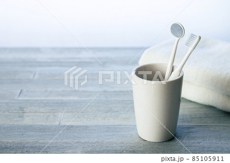 歯ブラシとデンタルミラー　歯みがきのイメージ素材 85105911