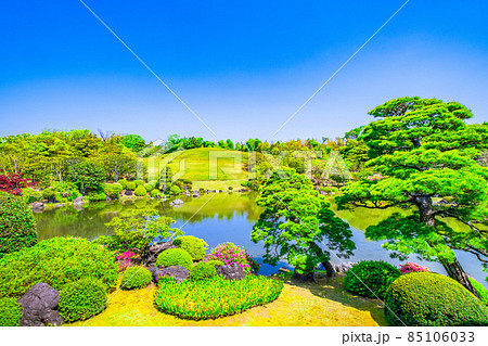 新緑の万博公園の日本庭園 新緑の万博公園の日本庭園 85106033