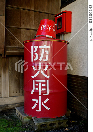 どーんと置かれた防火用水 85106142