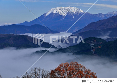 明地峠からの大山(伯耆富士)と雲海 明地峠からの大山(伯耆富士)と雲海 85106207