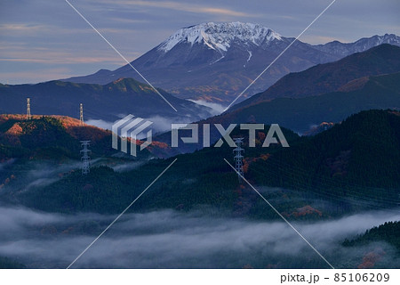 明地峠からの大山(伯耆富士)と雲海 明地峠からの大山(伯耆富士)と雲海 85106209