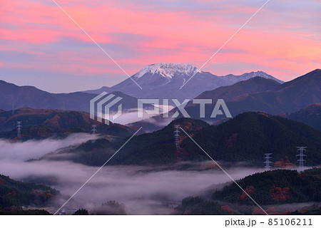 明地峠からの大山(伯耆富士)と雲海 明地峠からの大山(伯耆富士)と雲海 85106211