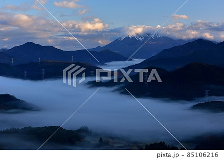 明地峠からの大山(伯耆富士)と雲海 明地峠からの大山(伯耆富士)と雲海 85106216