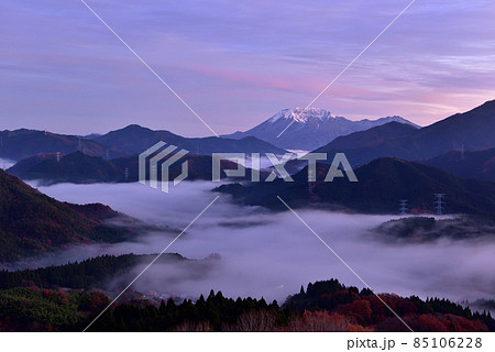 明地峠からの大山(伯耆富士)と雲海 明地峠からの大山(伯耆富士)と雲海 85106228