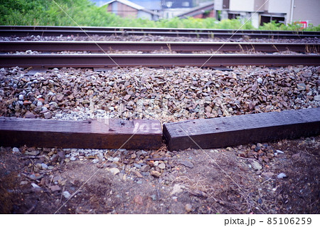 線路のわきに転がる枕木 85106259