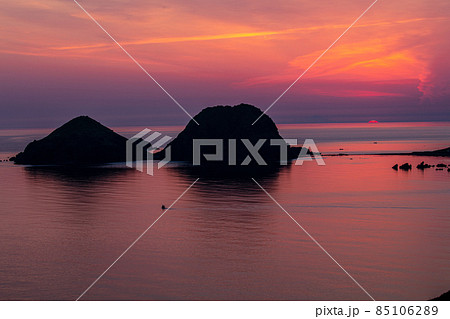 【新潟県】 佐渡島 二ッ亀 日本海からの日の出 85106289