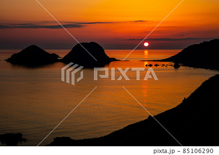 【新潟県】 佐渡島 二ッ亀 日本海からの日の出 【新潟県】 佐渡島 二ッ亀 日本海からの日の出 85106290