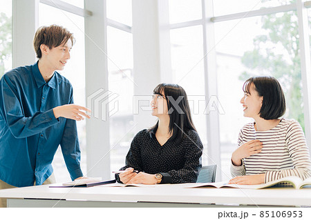 教室で談笑する大学生（留学生、外国人） 85106953