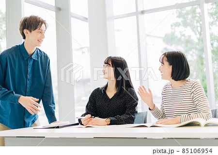 教室で談笑する大学生(留学生、外国人) 教室で談笑する大学生(留学生、外国人) 85106954