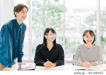 教室で談笑する大学生(留学生、外国人) 教室で談笑する大学生(留学生、外国人) 85106955