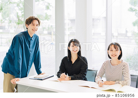 教室で談笑する大学生(留学生、外国人) 教室で談笑する大学生(留学生、外国人) 85106956