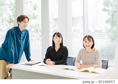 教室で談笑する大学生(留学生、外国人) 教室で談笑する大学生(留学生、外国人) 85106957