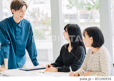 教室で談笑する大学生(留学生、外国人) 教室で談笑する大学生(留学生、外国人) 85106958