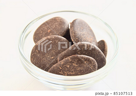 ガラスボウルに入ったカカオマス ガラスボウルに入ったカカオマス 85107513