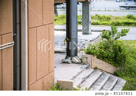 津波被害に遭った建物の玄関先 津波被害に遭った建物の玄関先 85107831