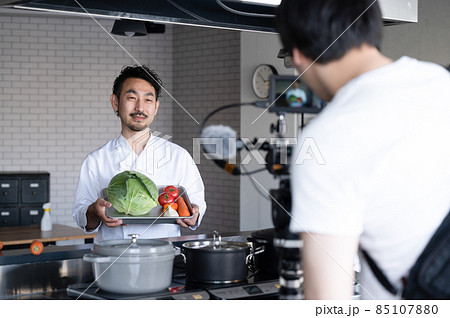 動画撮影をするシェフの料理系Youtuber2 動画撮影をするシェフの料理系Youtuber2 85107880
