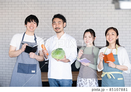 カッコイイシェフの料理教室のイメージ コピースペースあり カッコイイシェフの料理教室のイメージ コピースペースあり 85107881