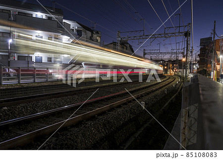 京王線　夕焼け　光跡　踏切　点滅　通勤電車　電車 85108083