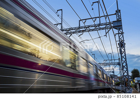 京王線　夕焼け　光跡　踏切　点滅　通勤電車　電車　スピード感 85108141