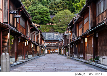 ひがし茶屋街の秋景色 85108410