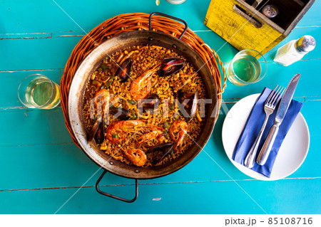 Paella marinera on iron frypan 85108716