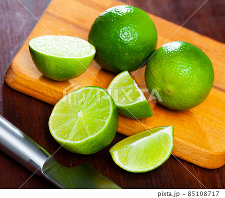 Fresh limes with chopped slices 85108717