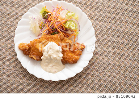 タルタルソースをかけたチキンカツ タルタルソースをかけたチキンカツ 85109042