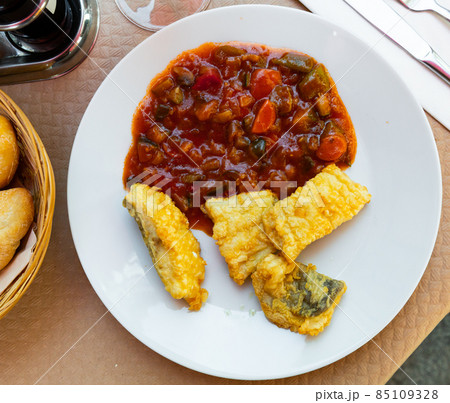 Cod served with vegetable stew Cod served with vegetable stew 85109328
