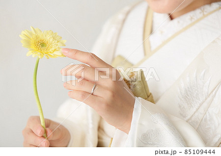 一輪の花を持つ花嫁の手元の写真素材