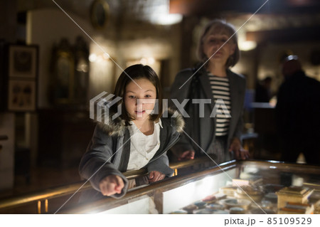 Interested preteen girl exploring artworks in museum of applied arts 85109529