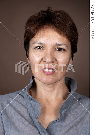 Smiling mature woman close-up 85109727