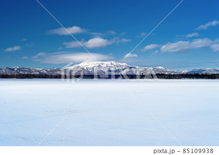 北海道・中標津町 冬の雪原と海別岳の風景 85109938