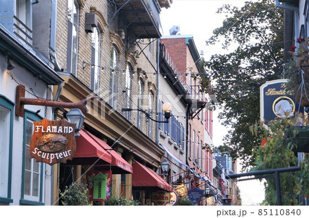 ケベックシティー プティ･シャンプラン通りの町並み 85110840