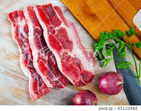 Raw churrasco, thin slices of beef meat Raw churrasco, thin slices of beef meat 85110988