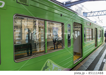 京王線 高尾山トレイン 緑色 府中駅ホーム 新宿行き 高尾山行き 各駅停車 京王線 高尾山トレイン 緑色 府中駅ホーム 新宿行き 高尾山行き 各駅停車 85111488