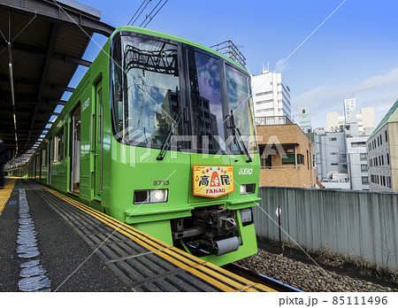 京王線　高尾山トレイン　緑色　府中駅ホーム　新宿行き　高尾山行き　各駅停車 85111496