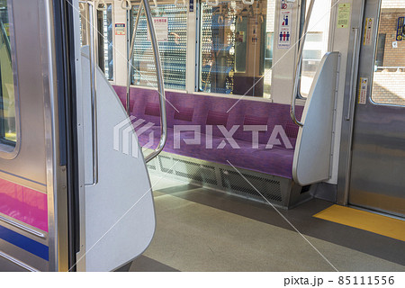 京王線　新宿行き　府中駅　府中駅ホーム　車内　座席　ドア 85111556