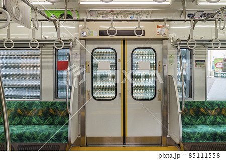 京王線　新宿行き　府中駅　府中駅ホーム　車内　座席　ドア 85111558