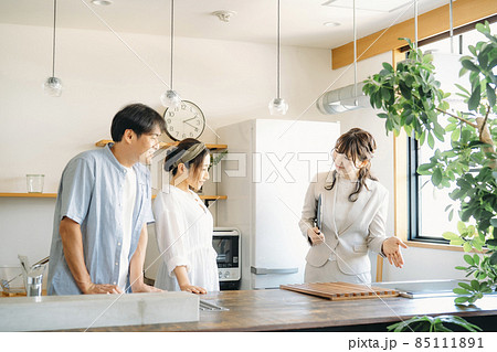 キッチンの設備を説明する女性（IH） 85111891