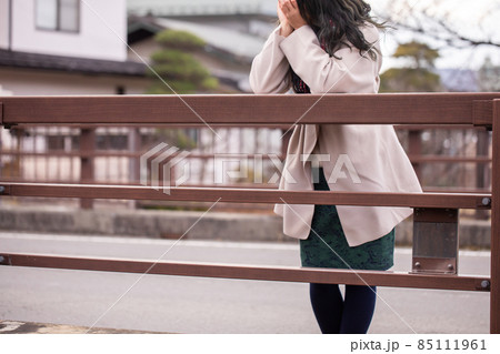 橋の上で泣き崩れる女性 Cry 橋の上で泣き崩れる女性 Cry 85111961