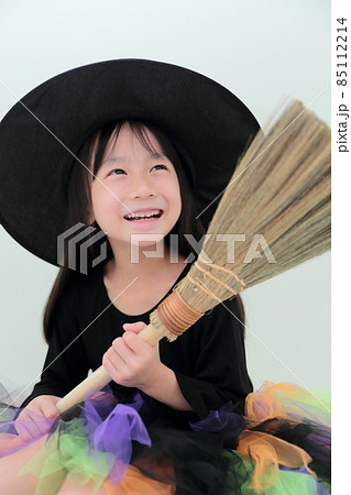 ハロウィンで魔女の仮装をする幼児の女の子 ハロウィンで魔女の仮装をする幼児の女の子 85112214