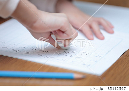 宿題をする小学低学年の女の子 宿題をする小学低学年の女の子 85112547