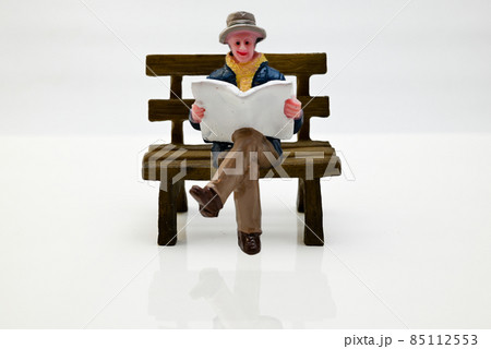 ベンチで新聞を読む男性 85112553